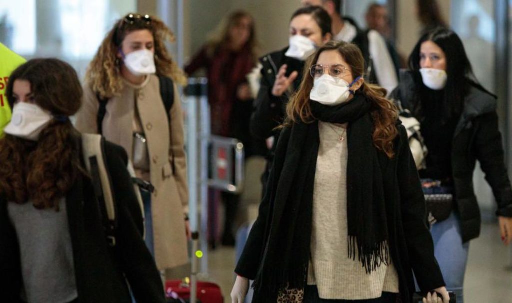 People arriving at an airport in Venezuela wearing face masks. Photo: EFE.