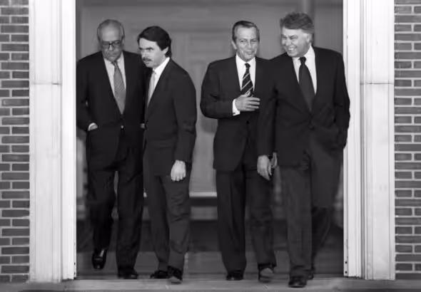 From left to right, Leopoldo Calvo Sotelo, José María Aznar (host of the meeting), Adolfo Suárez and Felipe González, photographed at the Moncloa Palace on the occasion of the 20th anniversary of the first democratic elections after the Civil War. This meeting of the four presidents of the Government was held on June 13, 1997. Photo: Gorka Lejarcegi.