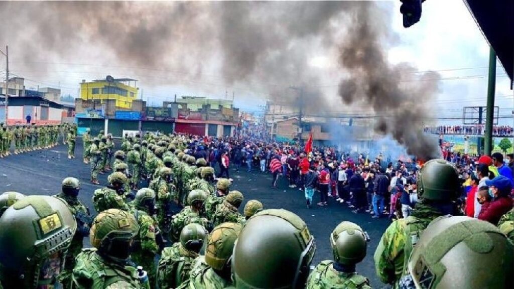 Ecuadorian president Guillermo Lasso has militarized the country to face protestors. In the photo soldiers confront demonstrators in the south of Quito. Photo: Twitter/@EjercitoECU.