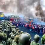 Ecuadorian president Guillermo Lasso has militarized the country to face protestors. In the photo soldiers confront demonstrators in the south of Quito. Photo: Twitter/@EjercitoECU.