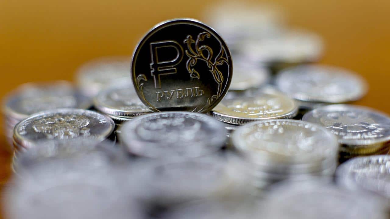 Russian Ruble coins. Photo: Getty Images / Anadolu Agency / Contributor.