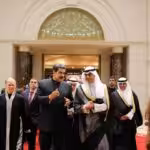 Venezuelan President Nicolás Maduro being greeted by Kuwaiti Minister of Cabinet Affairs Sheikh Mohammad Abdullah Al-Mubarak Al Sabah after arriving in Kuwait City, Kuwait, June 13, 2022. Photo: Presidential Press.