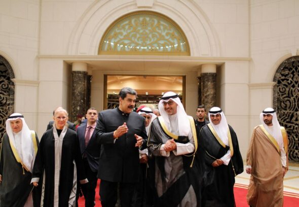 Venezuelan President Nicolás Maduro being greeted by Kuwaiti Minister of Cabinet Affairs Sheikh Mohammad Abdullah Al-Mubarak Al Sabah after arriving in Kuwait City, Kuwait, June 13, 2022. Photo: Presidential Press.