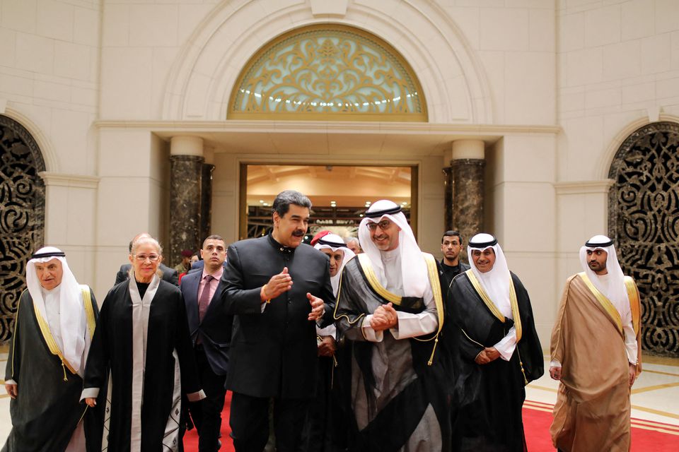 Venezuelan President Nicolás Maduro being greeted by Kuwaiti Minister of Cabinet Affairs Sheikh Mohammad Abdullah Al-Mubarak Al Sabah after arriving in Kuwait City, Kuwait, June 13, 2022. Photo: Presidential Press.