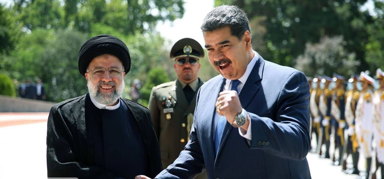 Iranian President Sayyid Ebrahim Raisi (left) and Venezuelan President Nicolás Maduro (right) in the military ceremony that officially received the Venezuelan president. Photo: Al Mayadeen English.