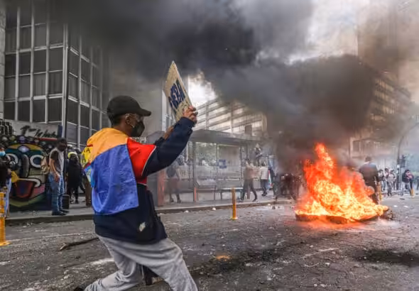 Protesters burn tires in Quito, Ecuador, on June 21, 2022. Photo: Juan Diego Montenegro/SOPA Images/Sipa USA/Legion-Media.