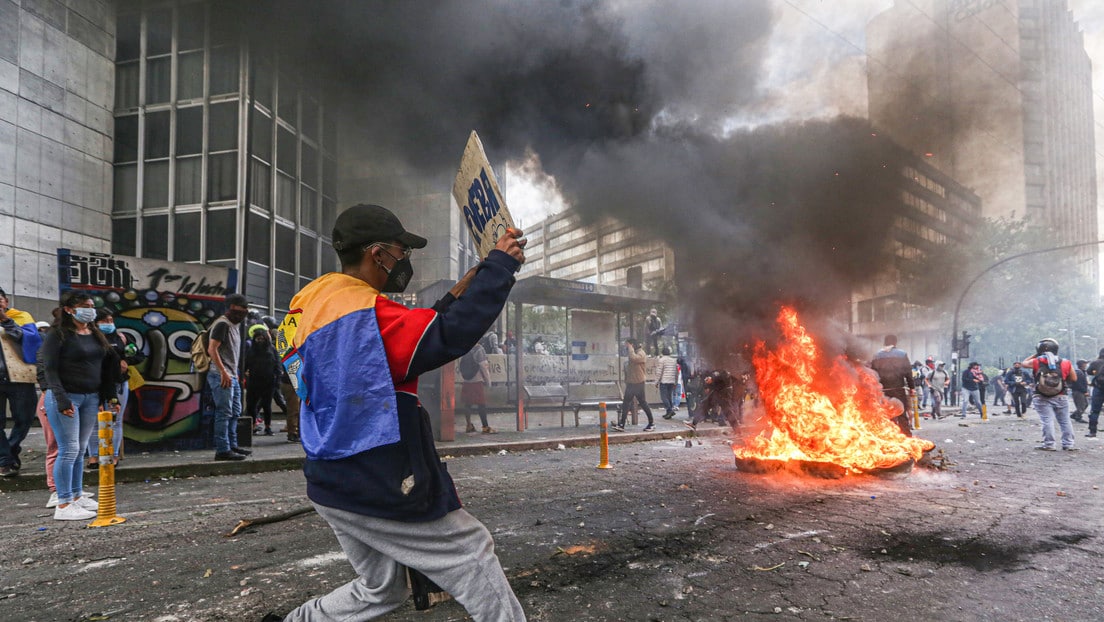 Protesters burn tires in Quito, Ecuador, on June 21, 2022. Photo: Juan Diego Montenegro/SOPA Images/Sipa USA/Legion-Media.