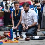 Chilean President Gabriel Boric with his wife during a private ceremony in La Moneda with some members of the Mapuche ethnic group during his inauguration. For many it was just a simple protocol. Photo: Twitter/@elmostrador.