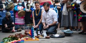 Chilean President Gabriel Boric with his wife during a private ceremony in La Moneda with some members of the Mapuche ethnic group during his inauguration. For many it was just a simple protocol. Photo: Twitter/@elmostrador.