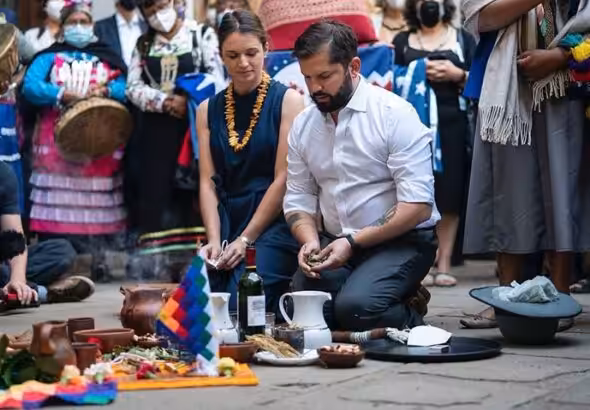 Chilean President Gabriel Boric with his wife during a private ceremony in La Moneda with some members of the Mapuche ethnic group during his inauguration. For many it was just a simple protocol. Photo: Twitter/@elmostrador.