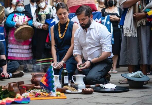 Chilean President Gabriel Boric with his wife during a private ceremony in La Moneda with some members of the Mapuche ethnic group during his inauguration. For many it was just a simple protocol. Photo: Twitter/@elmostrador.