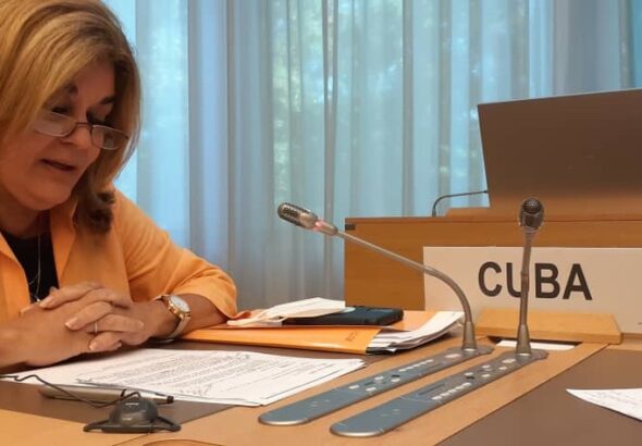 Cuban Deputy Minister for Foreign Trade and Investment Déborah Rivas documenting the damage inflicted on Cuba by the US blockade, in her speech at the 12th Ministerial Conference of the World Trade Organization. Photo: Twitter/@DEB_INVEXCUBA