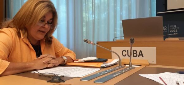 Cuban Deputy Minister for Foreign Trade and Investment Déborah Rivas documenting the damage inflicted on Cuba by the US blockade, in her speech at the 12th Ministerial Conference of the World Trade Organization. Photo: Twitter/@DEB_INVEXCUBA