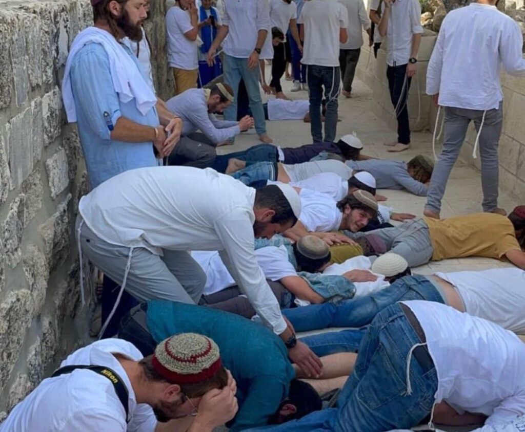 Israeli settlers outside Al-aqsa mosque. Photo: Quds News.