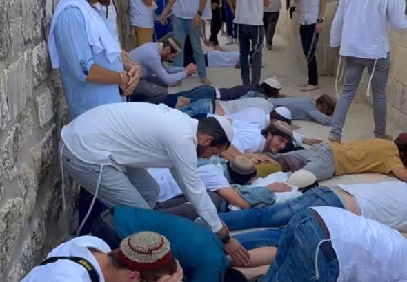 Israeli settlers outside Al-aqsa mosque. Photo: Quds News.