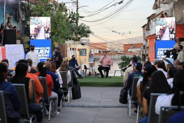 President Nicolás Maduro during a working meeting with communes in Caracas. Photo: Prensa Presidencial.