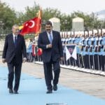 Turkish President Recep Tayyip Erdoğan (left) and Venezuelan President Nicolás Maduro (right) arriving with military honors at the presidential palace in Ankara this Wednesday, June 8. Photo: Twitter/@metesohtaoglu.