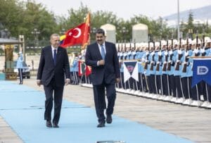 Turkish President Recep Tayyip Erdoğan (left) and Venezuelan President Nicolás Maduro (right) arriving with military honors at the presidential palace in Ankara this Wednesday, June 8. Photo: Twitter/@metesohtaoglu.