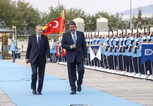 Turkish President Recep Tayyip Erdoğan (left) and Venezuelan President Nicolás Maduro (right) arriving with military honors at the presidential palace in Ankara this Wednesday, June 8. Photo: Twitter/@metesohtaoglu.