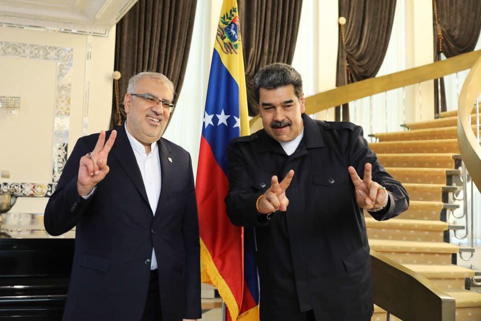 Iranian Oil Minister Javad Owji (left) and Venezuelan President Nicolás Maduro (right). Photo: Twitter/@SudebanInforma.