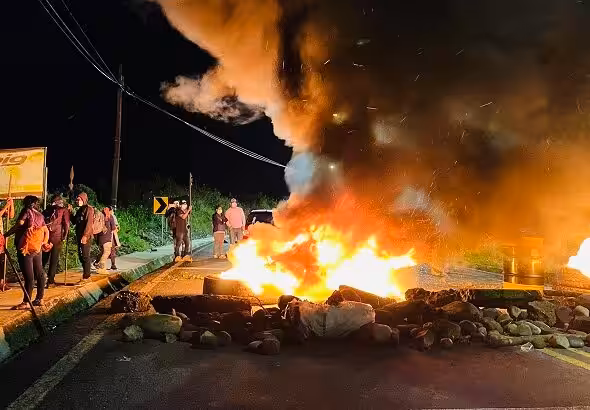Blockade of the access road to Puyo city in the province of Pastaza, Ecuador, June 13, 2022.  Photo: Twitter/ @confeniae1
