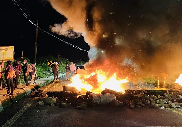 Blockade of the access road to Puyo city in the province of Pastaza, Ecuador, June 13, 2022.  Photo: Twitter/ @confeniae1