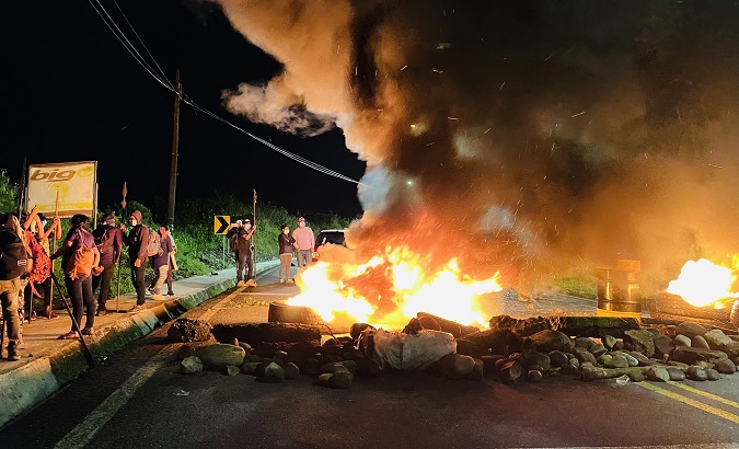 Blockade of the access road to Puyo city in the province of Pastaza, Ecuador, June 13, 2022.  Photo: Twitter/ @confeniae1
