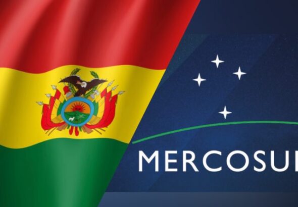 Photo composition with flags of Bolivia (left) and MERCOSUR (right). Photo: Kawsachun News.