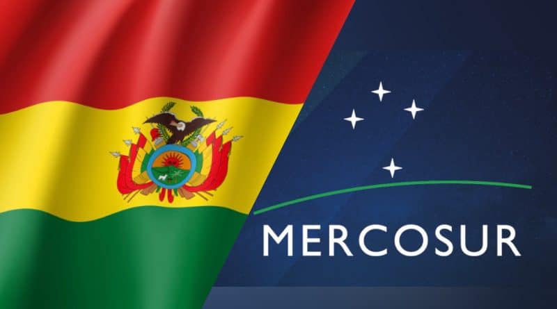 Photo composition with flags of Bolivia (left) and MERCOSUR (right). Photo: Kawsachun News.