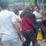 Venezuelan former deputy Juan Guaidó in a fight with his own supporters in front of a restaurant in San Carlos, Cojedes state. Photo: Twitter/@PedroConductaz.