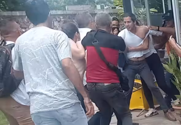 Venezuelan former deputy Juan Guaidó in a fight with his own supporters in front of a restaurant in San Carlos, Cojedes state. Photo: Twitter/@PedroConductaz.