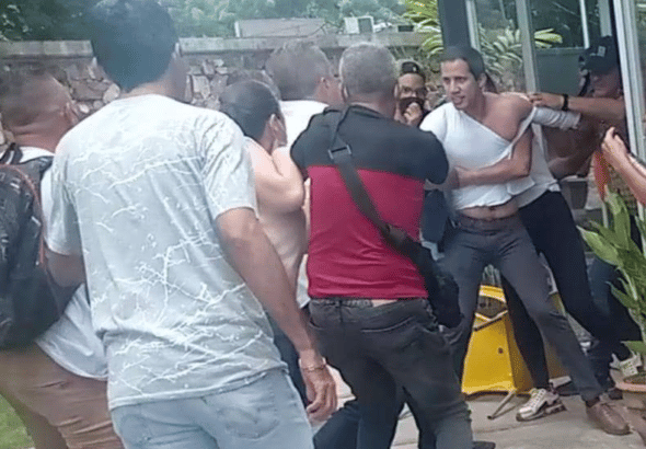 Venezuelan former deputy Juan Guaidó in a fight with his own supporters in front of a restaurant in San Carlos, Cojedes state. Photo: Twitter/@PedroConductaz.