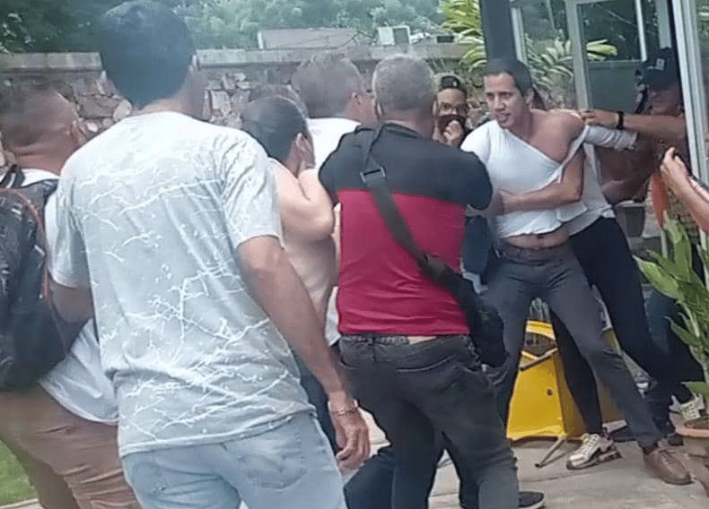 Venezuelan former deputy Juan Guaidó in a fight with his own supporters in front of a restaurant in San Carlos, Cojedes state. Photo: Twitter/@PedroConductaz.