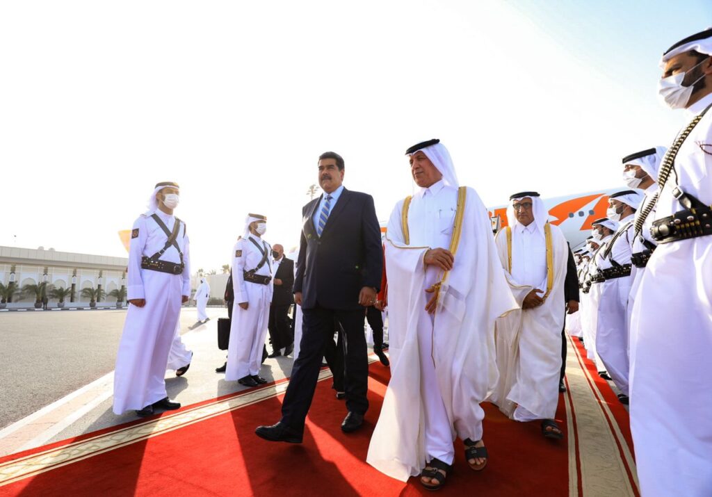 Venezuelan President Nicolás Maduro upon his arrival in Qatar, escorted by Qatar's Minister of Foreign Affairs , Sultan Bin Saad Al-Muraikhi. Photo: Twitter/@NicolasMaduro.