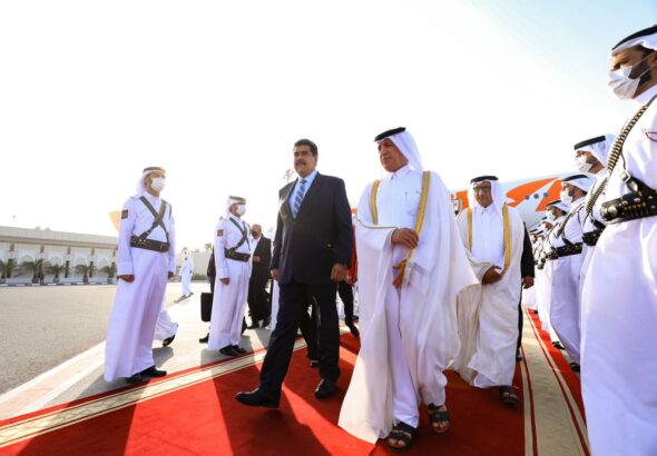 Venezuelan President Nicolás Maduro upon his arrival in Qatar, escorted by Qatar's Minister of Foreign Affairs , Sultan Bin Saad Al-Muraikhi. Photo: Twitter/@NicolasMaduro.
