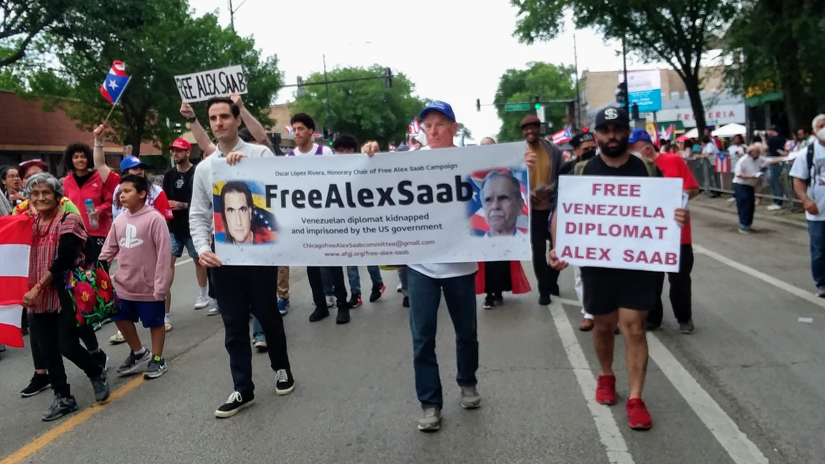 Protesters with signs calling to Free Alex Saab, June 6, 2022. Photo: File.