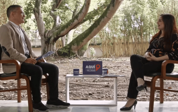 Laila Tajeldine (right) and Ernesto Villegas (left) on the program Aquí con Ernesto Villegas. Photo: Social media. 