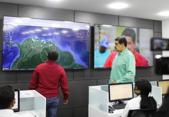 President Maduro touring the headquarter of the public service rapid response center, launched as part of the 1x10 good government system. Photo: Presidential Press.