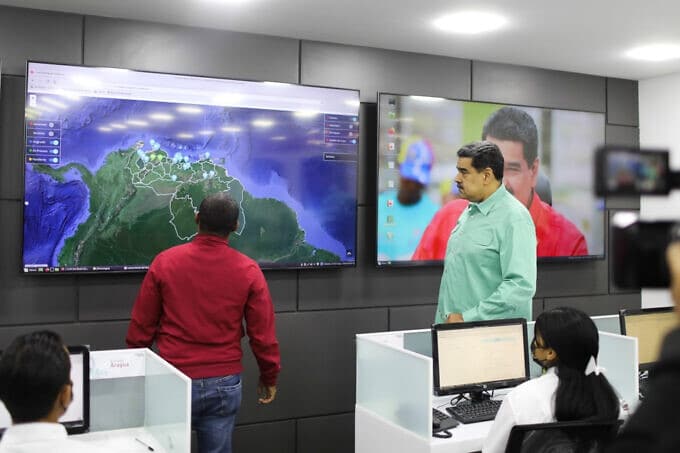 President Maduro touring the headquarter of the public service rapid response center, launched as part of the 1x10 good government system. Photo: Presidential Press.