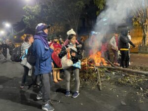 Ecuadorian people in the streets fighting for their rights. Photo: Walker Vizcarra.