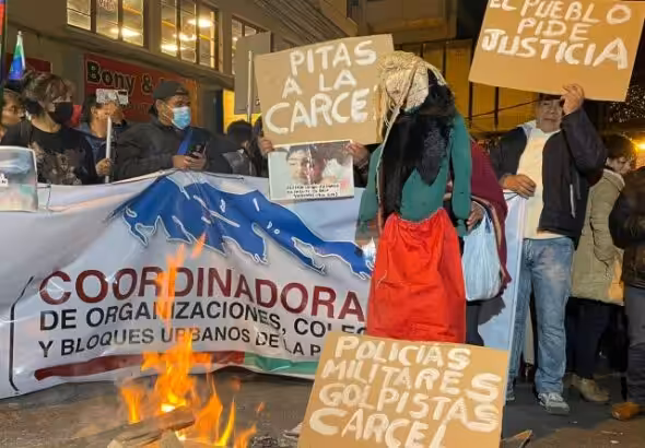 Bolivians burn an effigy of ex-dictator Jeanine Añez outside a La Paz court surrounded by signs with the names of victims of the coup and massacres. June 10, 2022. Photo: Kawsachun News