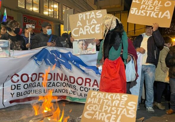 Bolivians burn an effigy of ex-dictator Jeanine Añez outside a La Paz court surrounded by signs with the names of victims of the coup and massacres. June 10, 2022. Photo: Kawsachun News