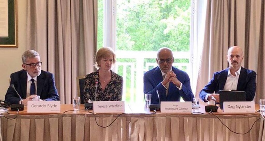 Venezuela's head negotiators, Jorge Rodríguez and Gerardo Blyd,e in a panel with Norway's "facilitators." Photo: Twitter/@NorwayMFA.