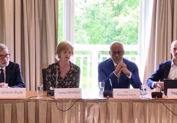 Venezuela's head negotiators, Jorge Rodríguez and Gerardo Blyd,e in a panel with Norway's "facilitators." Photo: Twitter/@NorwayMFA.