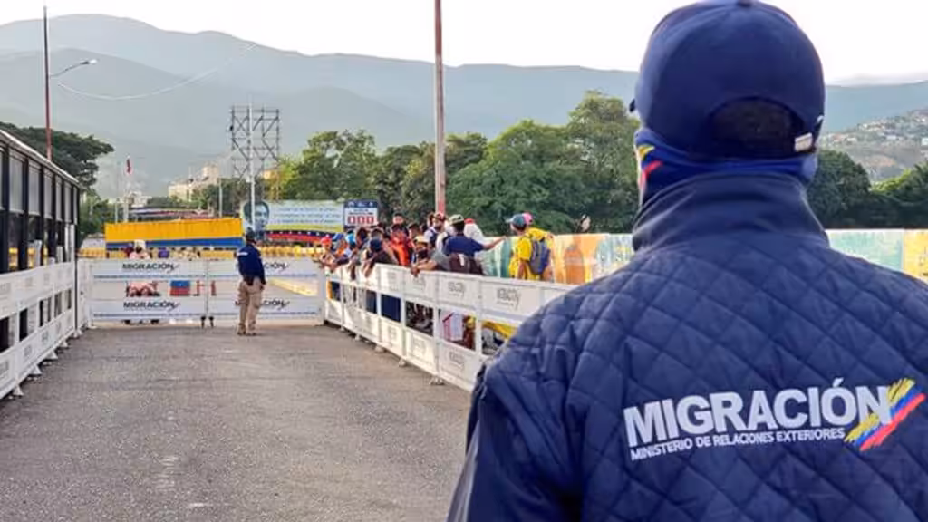 Colombian migration agent watching the passing of Colombian nationals towards Venezuela, at Simón Bolívar bridge near Cúcuta. File photo: Migracion Colombia.