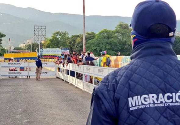Colombian migration agent watching the passing of Colombian nationals towards Venezuela, at Simón Bolívar bridge near Cúcuta. File photo: Migracion Colombia.