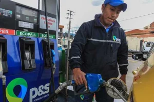 Ecuadorian filling his car with gas. File photo.