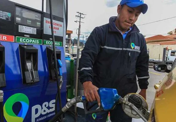 Ecuadorian filling his car with gas. File photo.