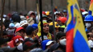 Protests in Ecuador have turned into a national strike as several social movements have joined the indigenous platforms. Photo: EFE.