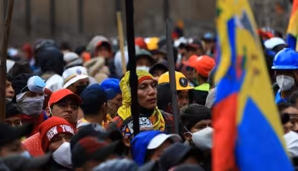 Protests in Ecuador have turned into a national strike as several social movements have joined the indigenous platforms. Photo: EFE.